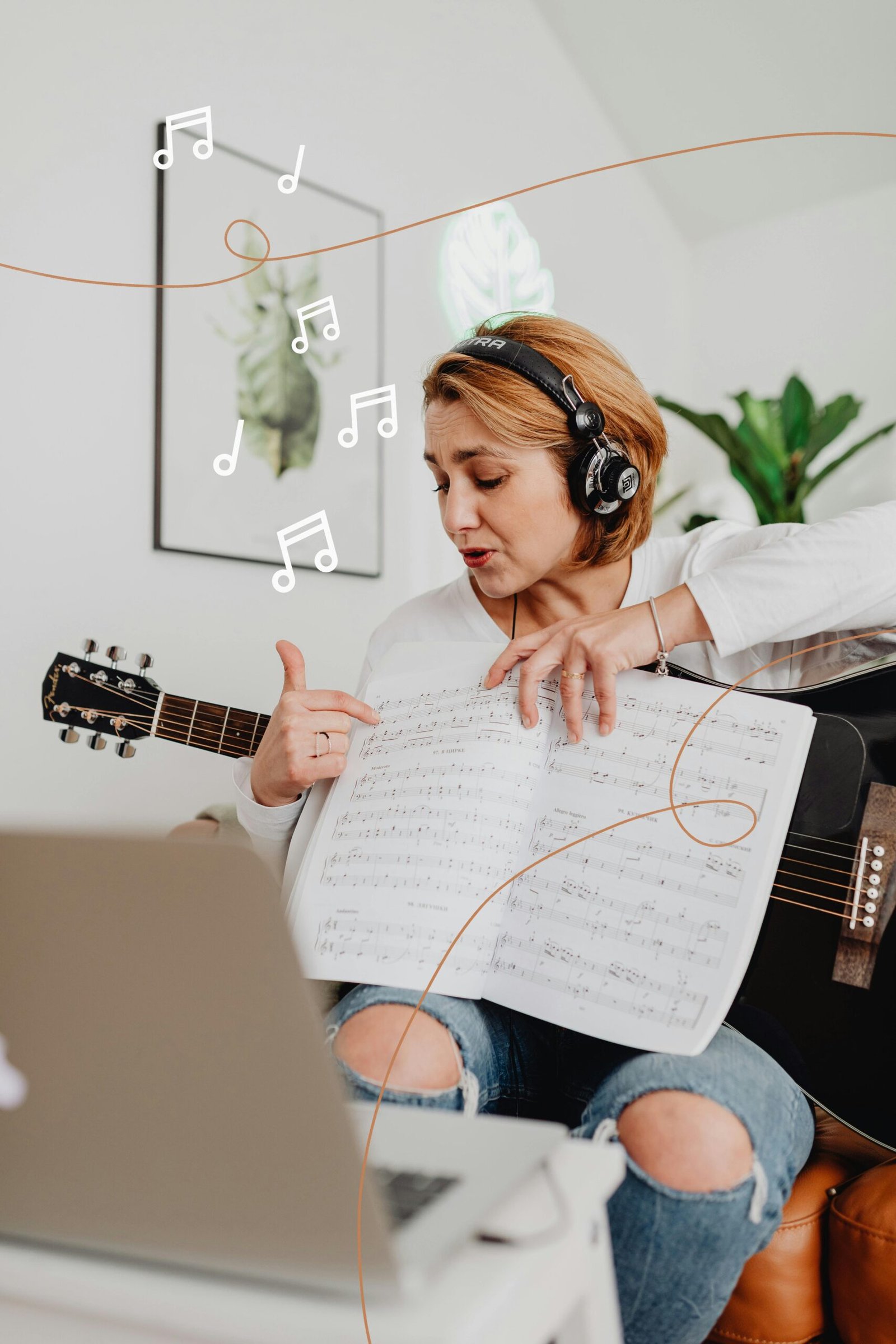 mujer practicando guitarra con partituras